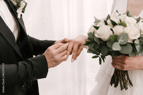 Obraz na płótnie Get married and the bride holding hands close-up w salonie