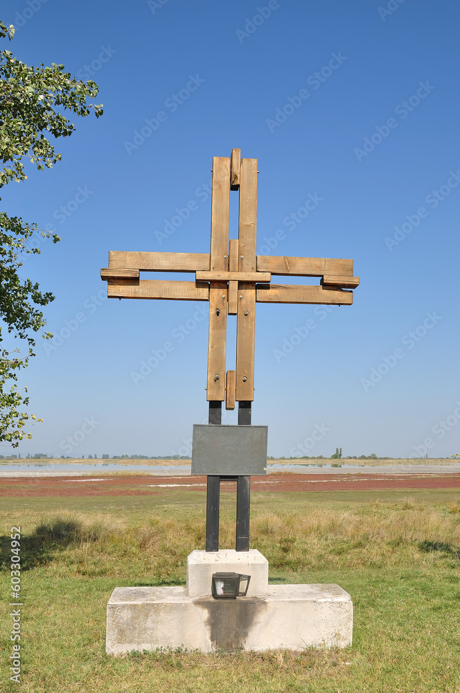 Kruzifix zum Pabstbesuch 1988,Lange Lacke,Seewinkel Nationalpark,Neusiedler See,Burgenland,Österreich