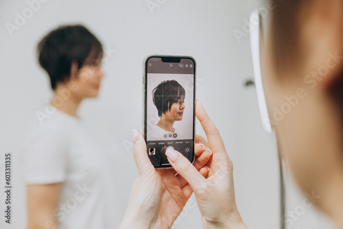 Foto The hairdresser photographs his client in a new way