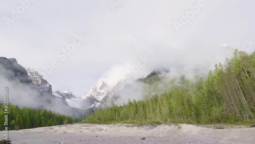 splendido timelapse delle montagne ed i boschi delle dolomiti ricoperti di nuvole all'alba photo
