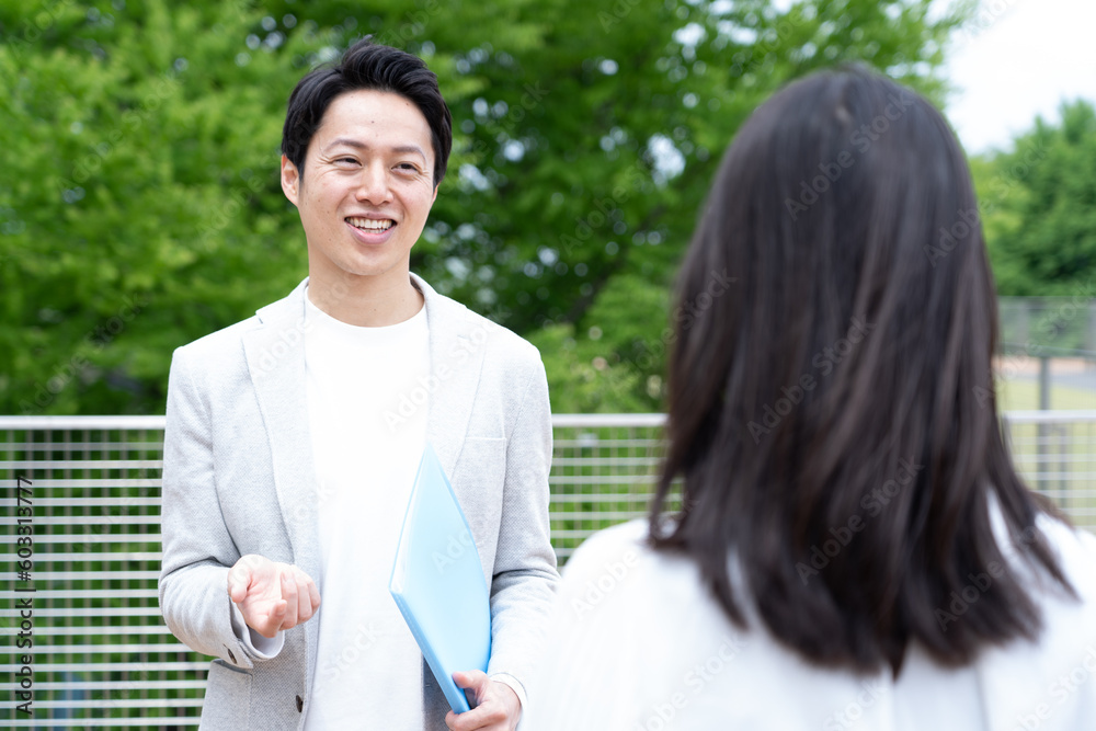 話をする日本人男女