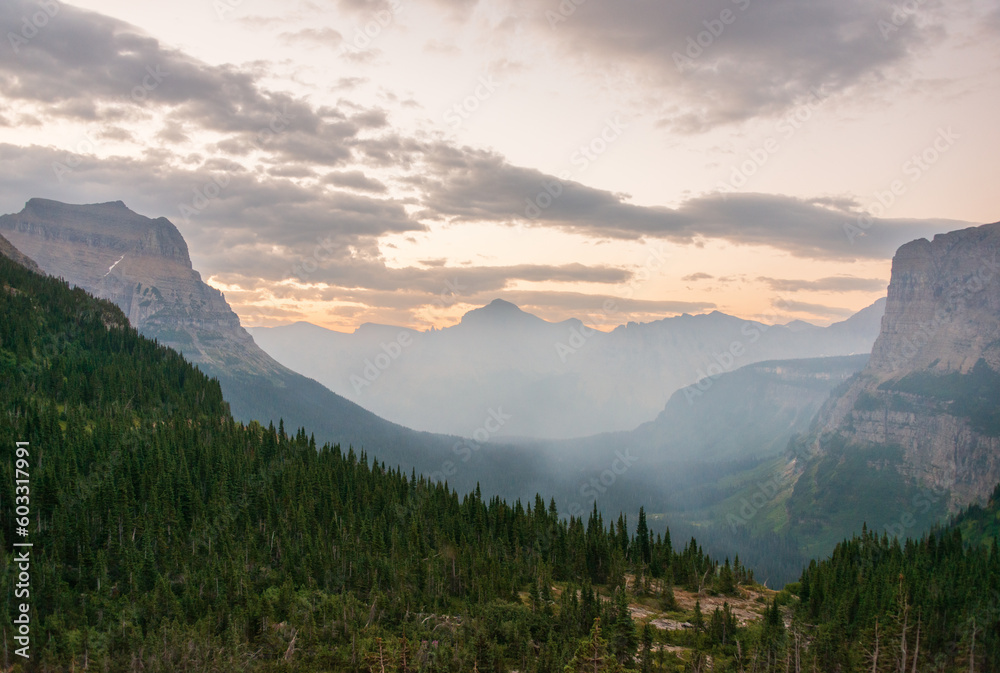 Obraz premium Sunrise at Hidden Lake Overlook at Glacier National Park