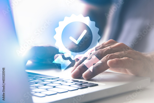 uomo d'affari che usa computer con icona garanzia, certificato di qualità, 