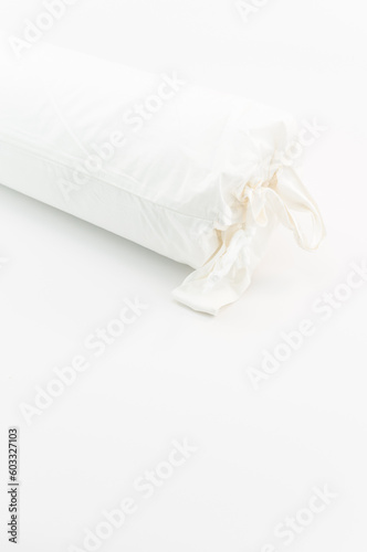 immagine di sacco in cotone con piumone da letto su superficie bianca