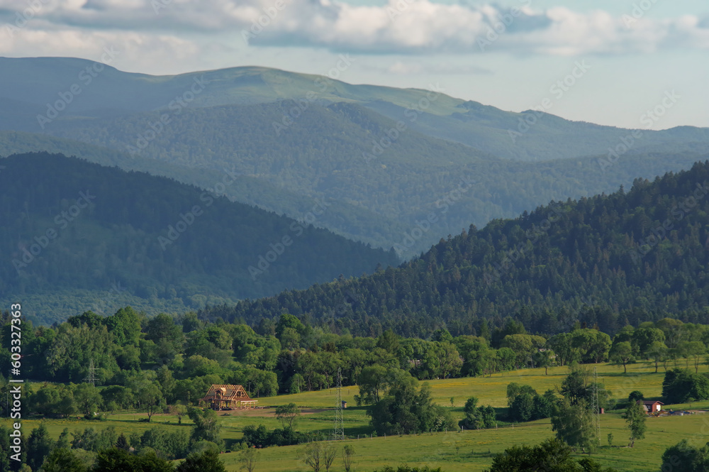 Krajobraz wiosenny w zielonych górach Bieszczady,
Tło naturalne. Krajobraz wiosenny w zielonych górach Bieszczady,
Tło naturalne.