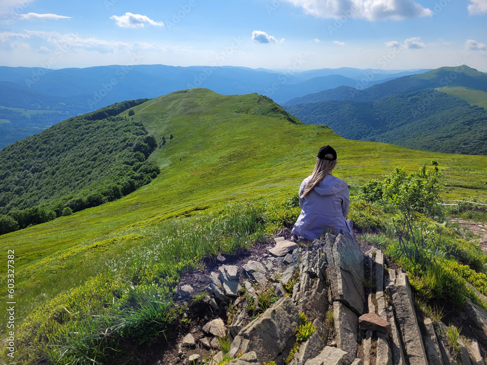 Podróżniczy styl życia. Wędrówka młodej kobiety przez zielone góry Bieszczady. - obrazy, fototapety, plakaty 