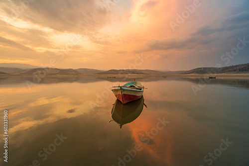 Fototapeta Naklejka Na Ścianę i Meble -  beautiful landscape with a boat and the sun