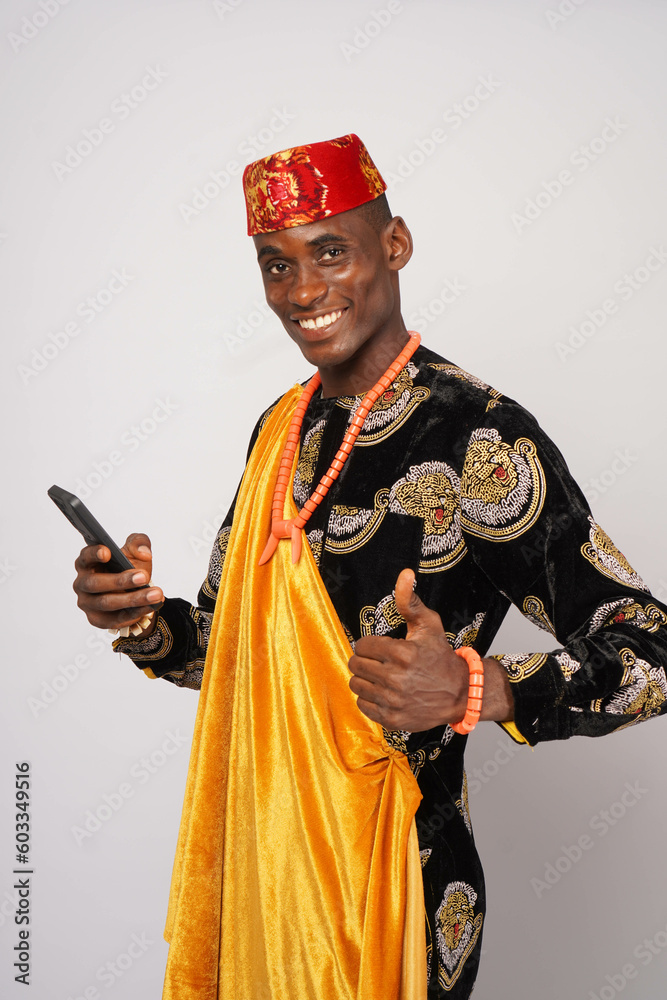 Obraz premium Nigerian man using a mobile phone 