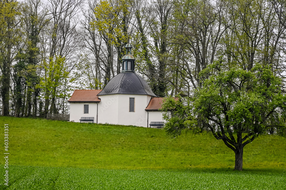 Fototapeta premium Mariastein, Kapelle, St. Anna-Kapelle, Kloster, Kloster Mariastein, Wallfahrt, Dorf, Wanderweg, Landwirtschaft, Felder, Frühling, Morgennebel, Schweiz