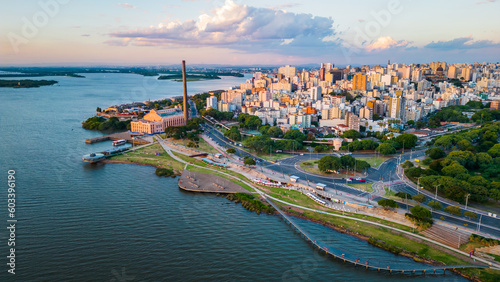 Foto Aerial Drone Porto Alegre City Brazil and Gasometro Cultural Center, Guaiba Rive