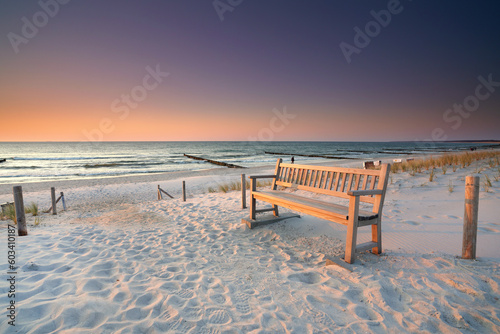 Fototapeta Naklejka Na Ścianę i Meble -  Sonnenaufgang am Meer am Strand