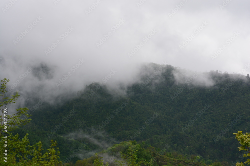 PAESAGGIO MONTANO CON NEBBIA,GIFFONI VALLE PIANA,SUD ITALIA,15 MAGGIO 2023. PAESAGGIO MONTANO CON NEBBIA,GIFFONI VALLE PIANA,SUD ITALIA,15 MAGGIO 2023.