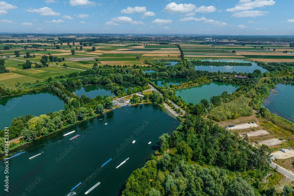 Ausblick auf die Baggersee-Landschaft im schwäbischen Donauried, die Wakeboardanlage Gufi im Luftbild
