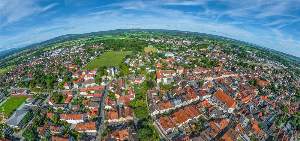 Ausblick auf die südwestlichen Bezirke von Weilheim im oberbayerischen Pfaffenwinkel
