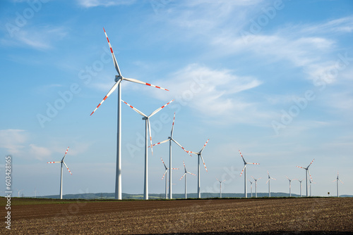 Windräder am Hügel