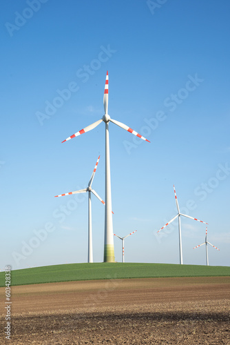 Windräder am Hügel