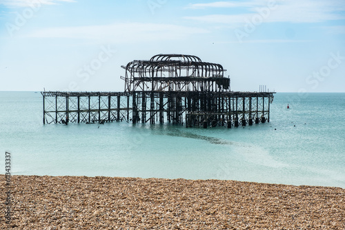 Ruine des abgebrannten West Pier in Brighton, East Sussex, England © Robert Poorten