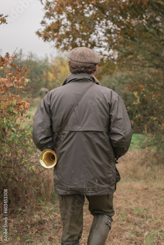 Foto Man Hunter walking in the french forrest with his golden foghorn