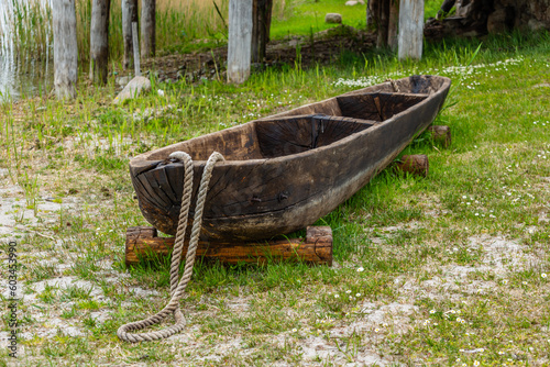 Stara drewniana łódź. 
