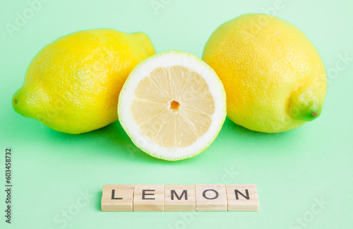 limones frescos sobre un fondo verde con la palabra limón 