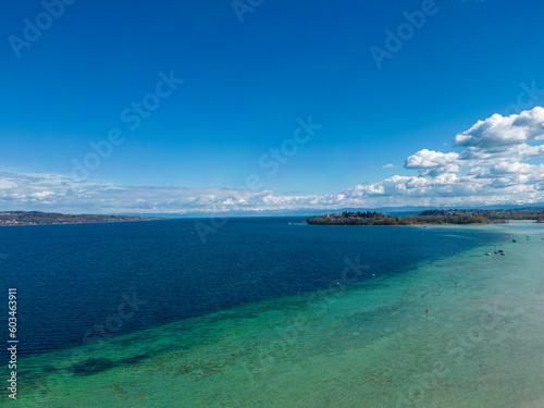 Bodenseeufer mit Blick auf die Insel Mainau