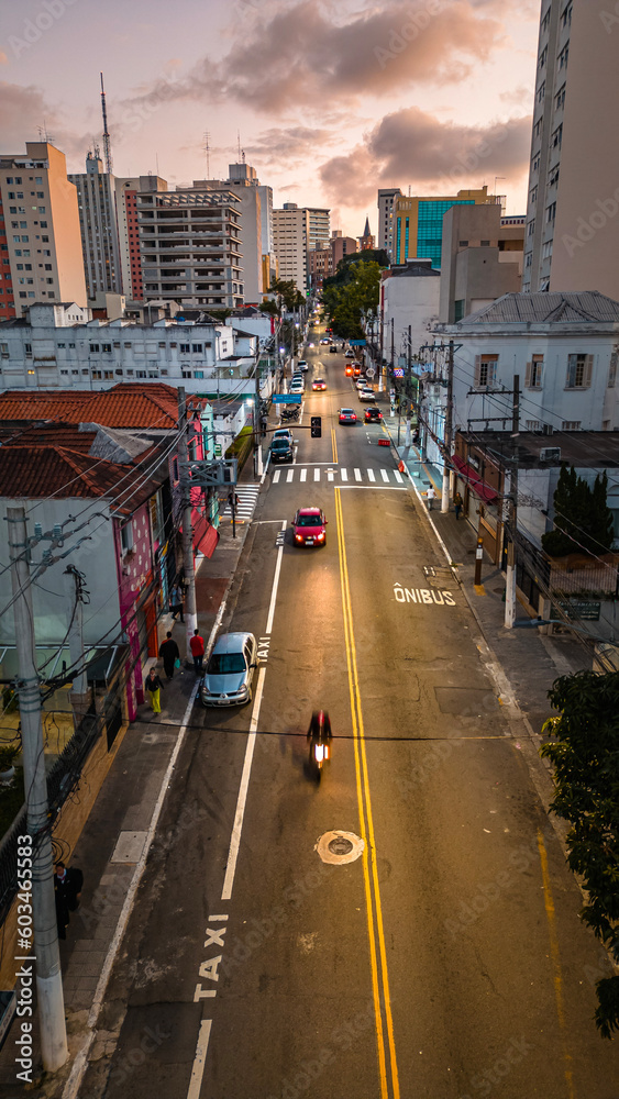 Obraz premium Bairro Liberdade Cidade São Paulo Paulista Sudeste Brasil Urbano Arte Grafite Pixo Igreja Avenida Rua Carros Turismo Turista Paulistano Viaduto Transporte Paisagem Urbana Aérea Drone Japão Japonês Céu