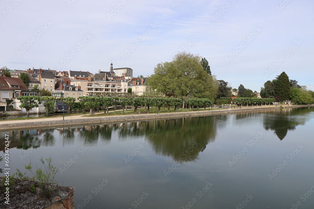 Le canal de Berry, ville de Vierzon, département du Cher, France