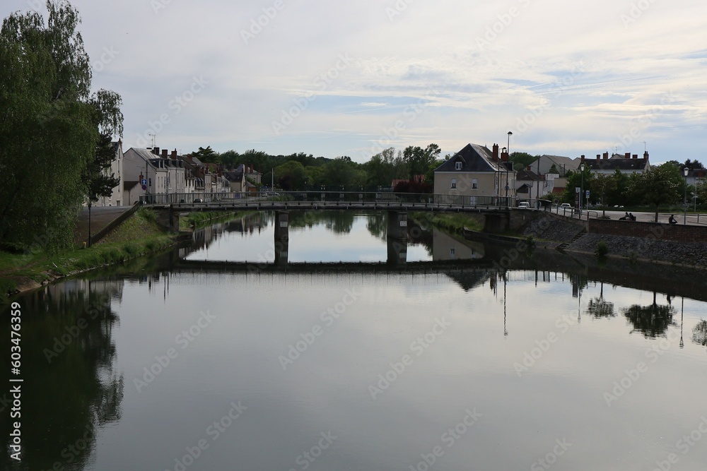Le canal de Berry, ville de Vierzon, département du Cher, France