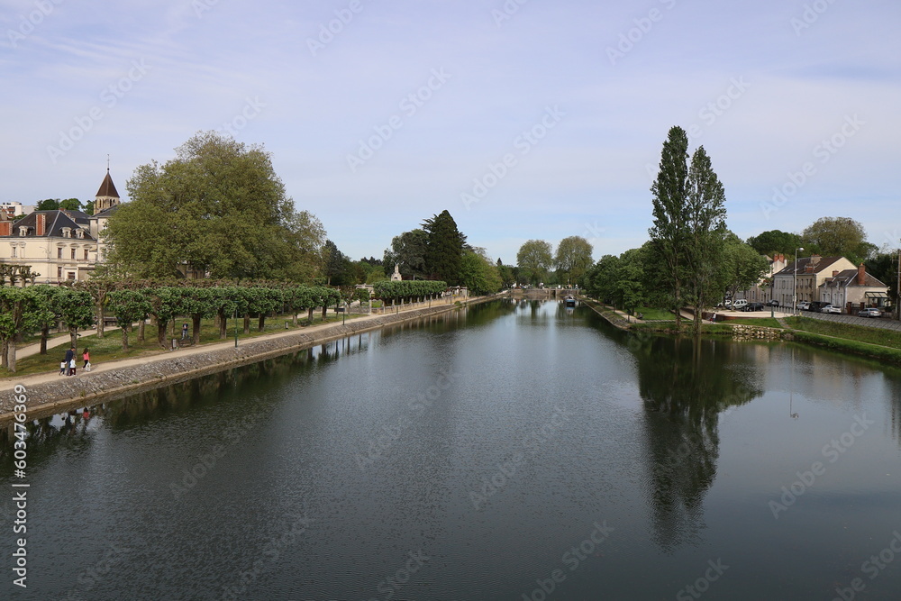 Le canal de Berry, ville de Vierzon, département du Cher, France