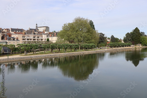 Le canal de Berry, ville de Vierzon, département du Cher, France