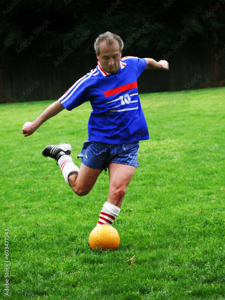 Obraz premium Soccer player hitting a ball