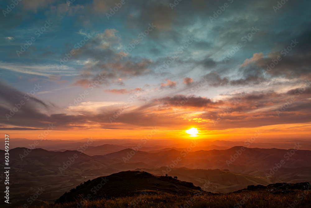 Pôr-do-Sol e montanhas da Mantiqueira