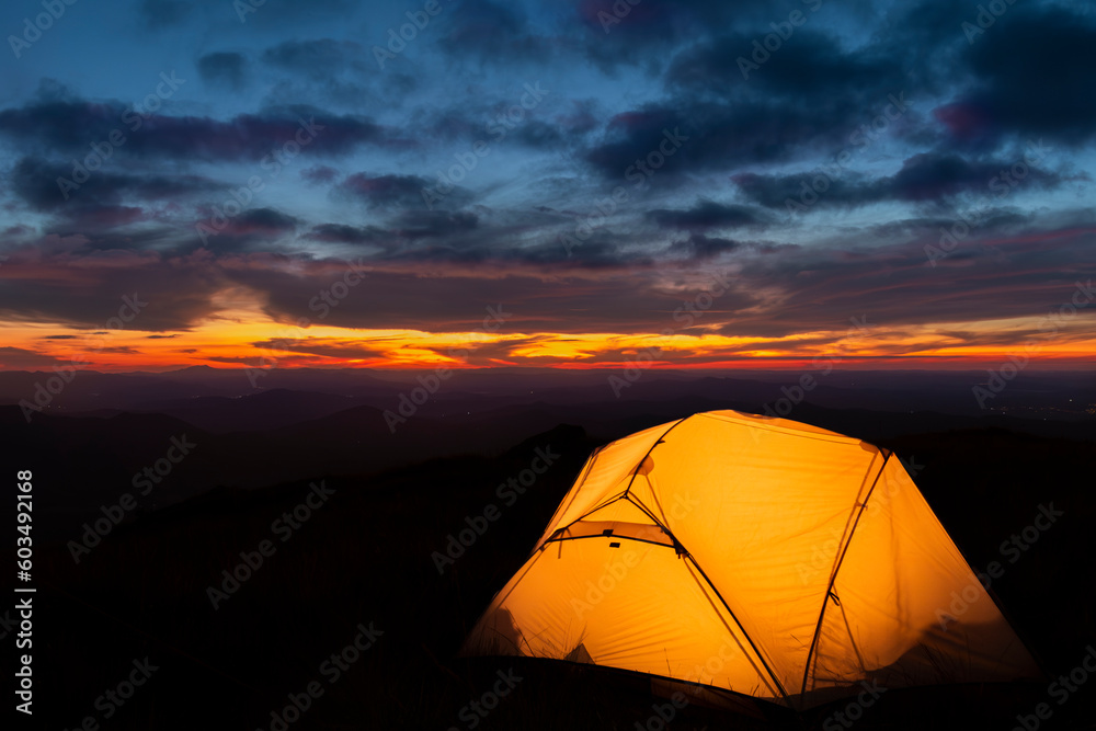 Camping selvagem no pôr do sol na Montanha