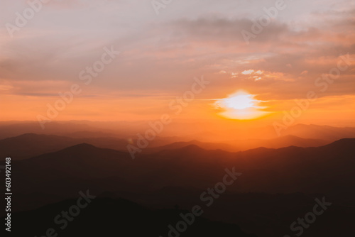 Pôr-do-Sol e montanhas da Mantiqueira © Fagner Martins