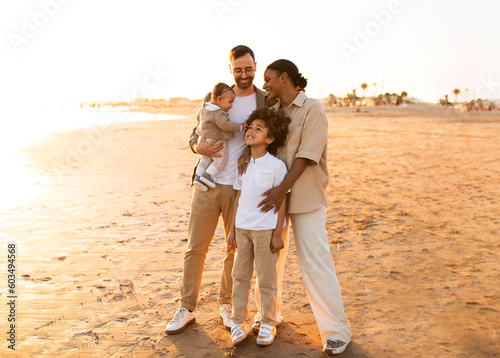 Bild auf Leinwand Family moments on the beach