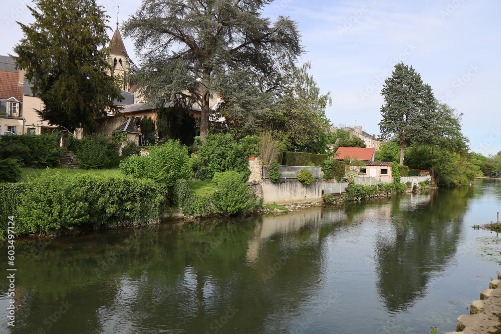 La rivière Yevre, ville de Vierzon, département du Cher, France