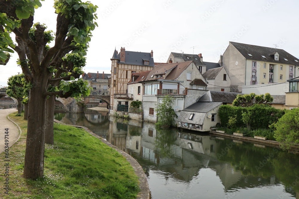 La rivière Yevre, ville de Vierzon, département du Cher, France