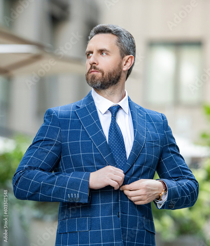 Fotografija photo of mature business boss with tie