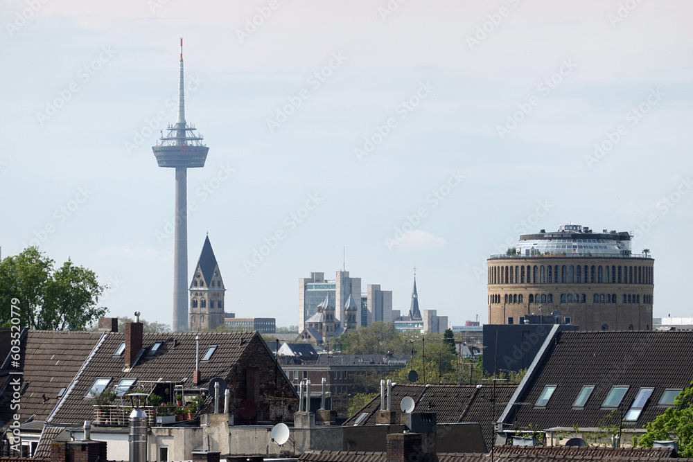 Blick über die Dächer von Köln auf Wasserturm und Colonius
