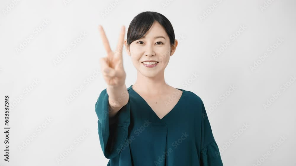ピースサインをする若い女性 ライフスタイルイメージ ピースサインをする若い女性 ライフスタイルイメージ