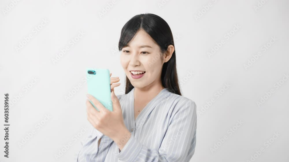 スマートフォンを持ちながら考える若い女性	
