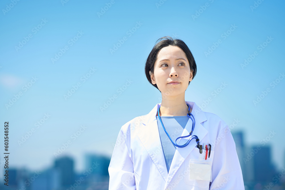白衣の女性と晴天の街並み 白衣の女性と晴天の街並み