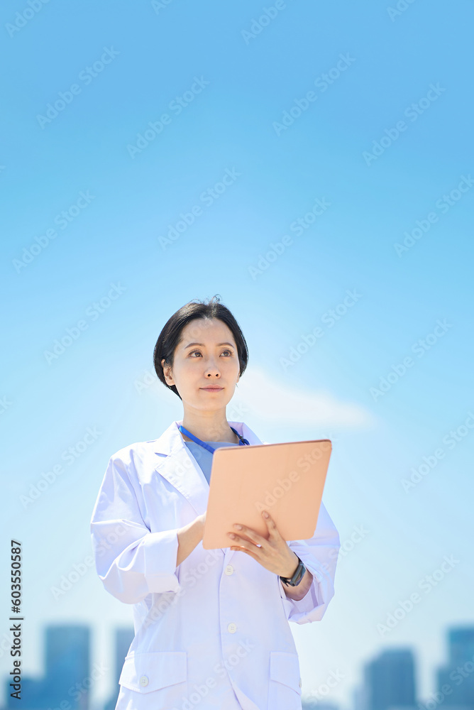 ファイルを手にする白衣の女性