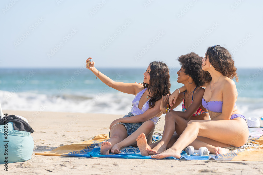 Fototapeta premium Friends taking a picture on the beach