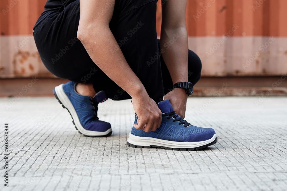 Φωτογραφία Photo of a man doing his morning run and wearing sports shoes and sweatpants