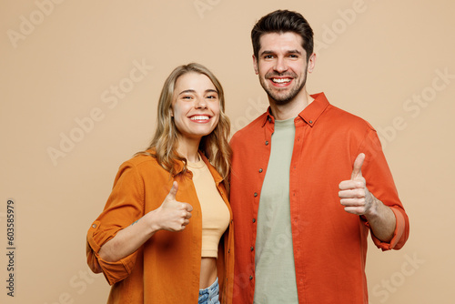 Foto Young smiling happy couple two friend family man woman wear casual clothes looki