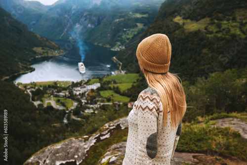 Foto Woman  traveling in Norway alone sightseeing Geiranger fjord aerial view adventu