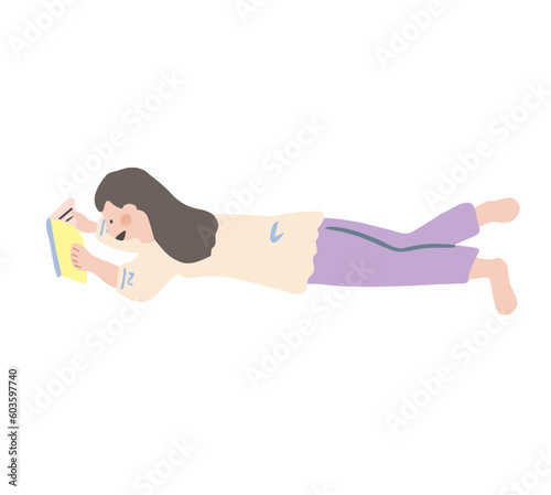 うつ伏せで本を読む人