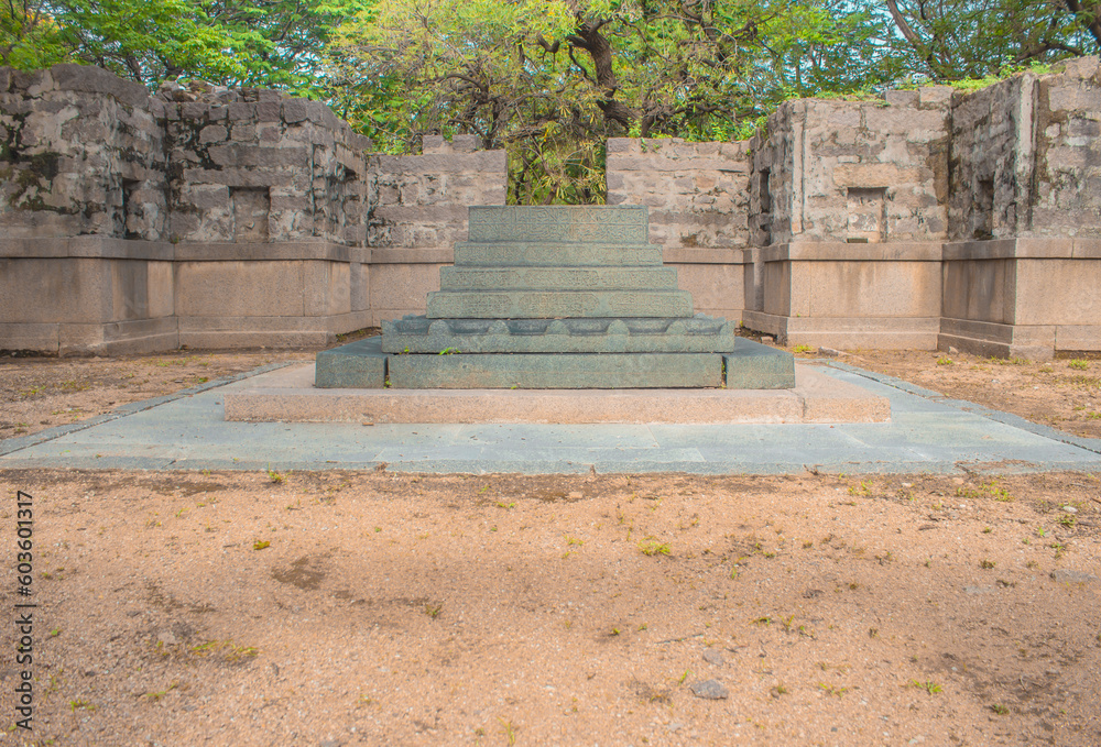 Fototapeta premium Sarcophagus in a dilapidated building in Qutb Shahi Archaeological Park, Hyderabad, India
