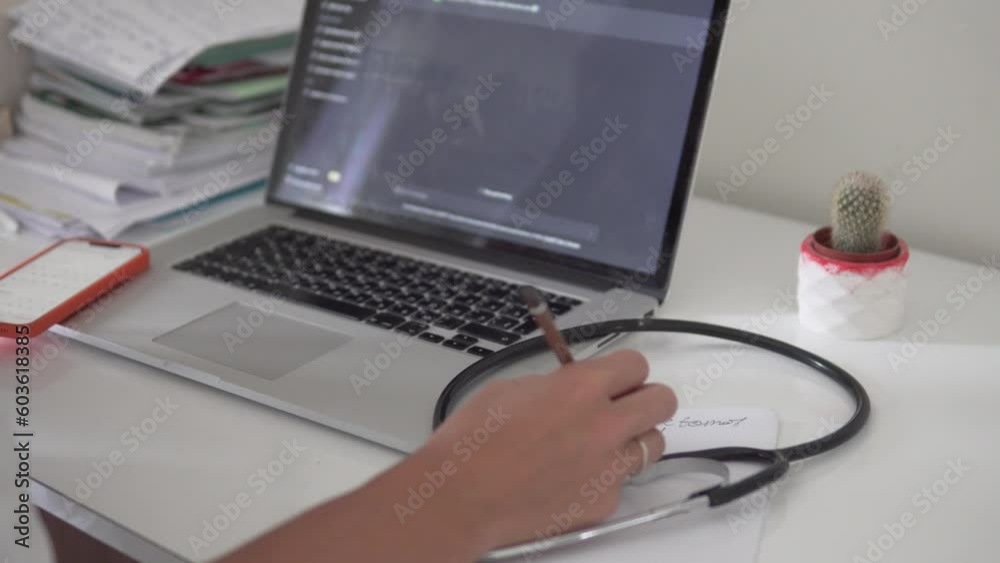 The doctor uses the artificial chat tool GPT for work